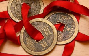 Chinesische Münzen gebunden mit Roter Schleife